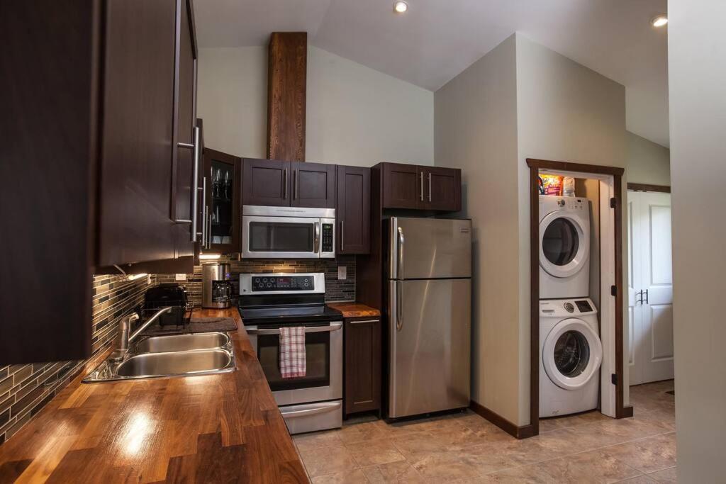 The Best 2 Bedrooms Suite In Revelstoke! Exterior foto